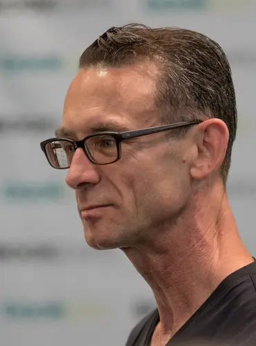 Picture of a person: Chuck Palahniuk